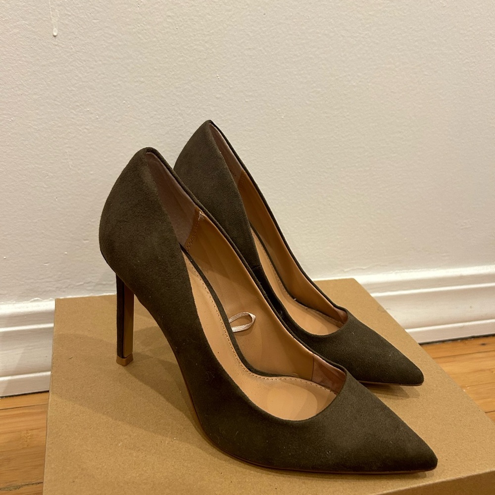 Chic Green Suede Heels